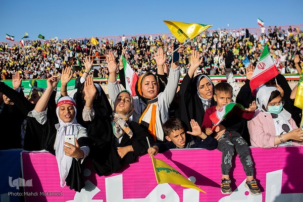 سرود " سلام فرمانده "در ورزشگاه ۱۵ هزار نفری سردار آزادگان شهر قزوین