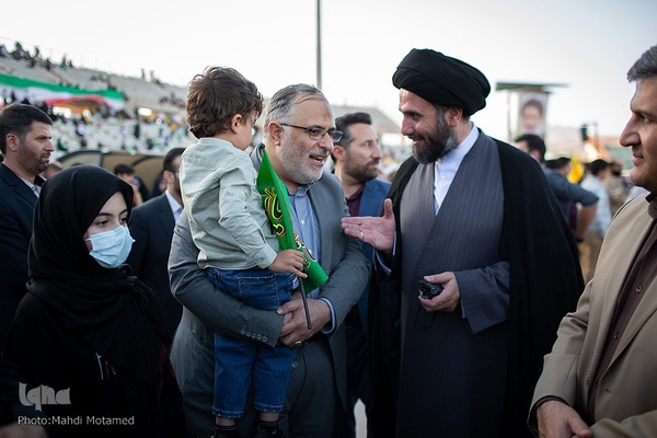 سرود " سلام فرمانده "در ورزشگاه ۱۵ هزار نفری سردار آزادگان شهر قزوین