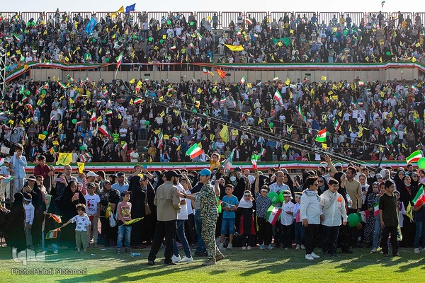 سرود " سلام فرمانده "در ورزشگاه ۱۵ هزار نفری سردار آزادگان شهر قزوین