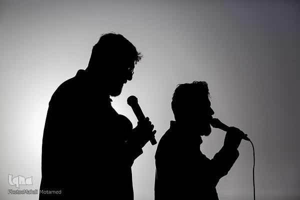 سرود " سلام فرمانده "در ورزشگاه ۱۵ هزار نفری سردار آزادگان شهر قزوین