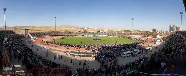 سرود " سلام فرمانده "در ورزشگاه ۱۵ هزار نفری سردار آزادگان شهر قزوین