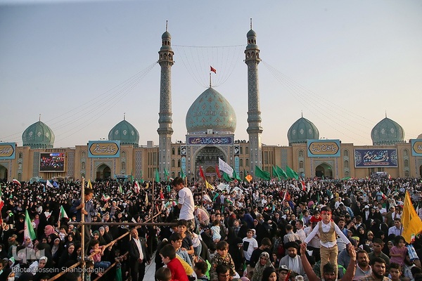 اجتماع خانوادگی همخوانی سرود «سلام فرمانده» در مسجد مقدس جمکران 