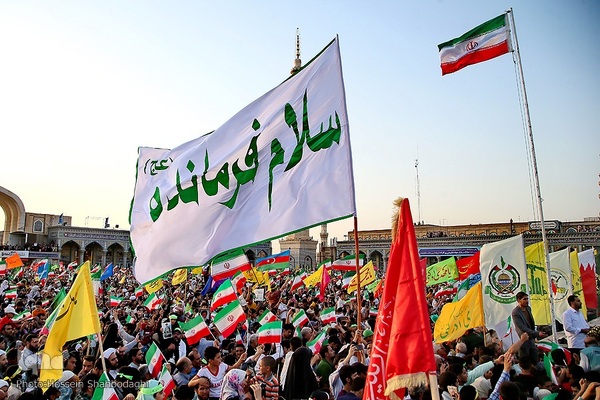اجتماع خانوادگی همخوانی سرود «سلام فرمانده» در مسجد مقدس جمکران 