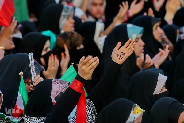 اجتماع خانوادگی همخوانی سرود «سلام فرمانده» در مسجد مقدس جمکران 