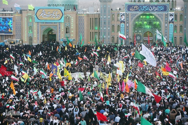 اجتماع خانوادگی همخوانی سرود «سلام فرمانده» در مسجد مقدس جمکران 