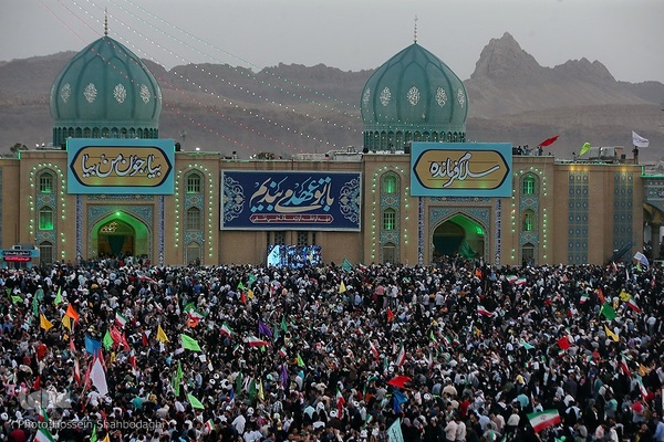 اجتماع خانوادگی همخوانی سرود «سلام فرمانده» در مسجد مقدس جمکران 