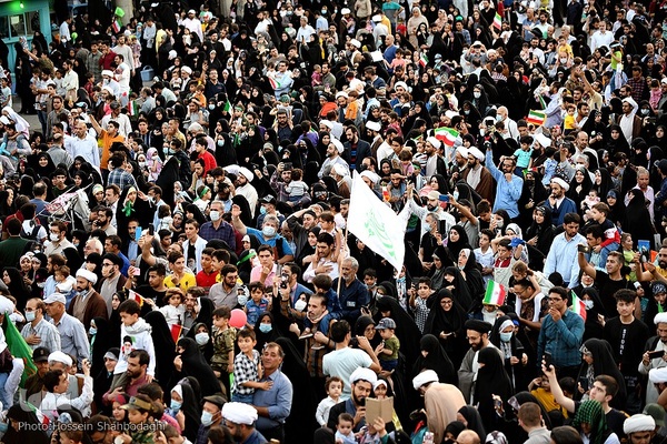 اجتماع خانوادگی همخوانی سرود «سلام فرمانده» در مسجد مقدس جمکران 