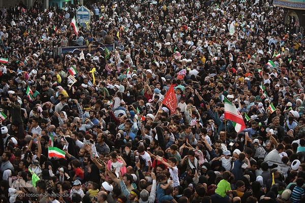 اجتماع خانوادگی همخوانی سرود «سلام فرمانده» در مسجد مقدس جمکران 