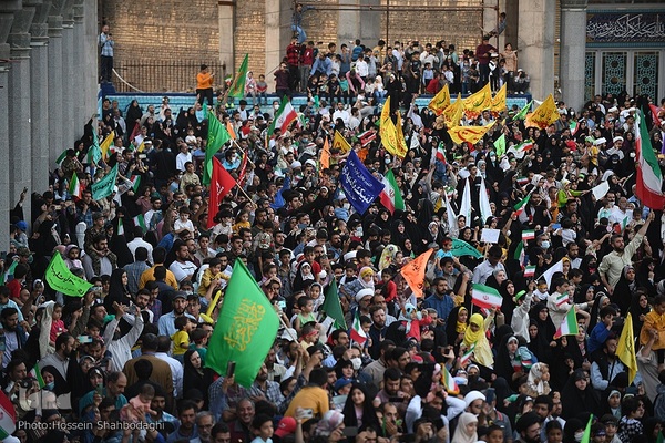 اجتماع خانوادگی همخوانی سرود «سلام فرمانده» در مسجد مقدس جمکران 
