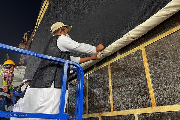  کعبه لباس احرام به تن کرد.