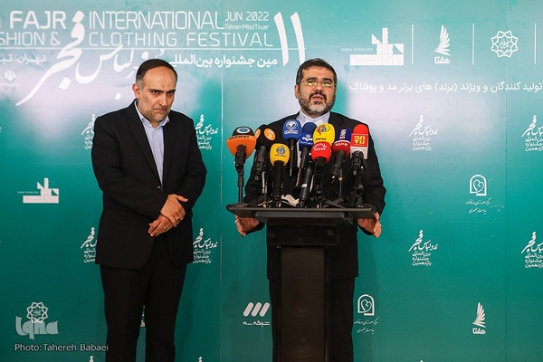 از راست، محمدمهدی اسماعیلی، وزیر فرهنگ و ارشاد اسلامی و سیدمجید امامی، رئیس کارگروه ساماندهی مد و لباس