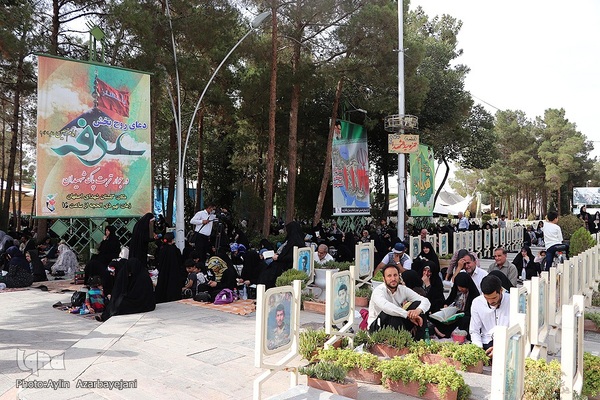 مراسم قرائت دعای پرفیض عرفه در گلستان شهدای اصفهان