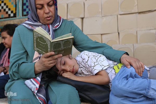 مراسم قرائت دعای پرفیض عرفه در امامزاده حسین (ع) قزوین