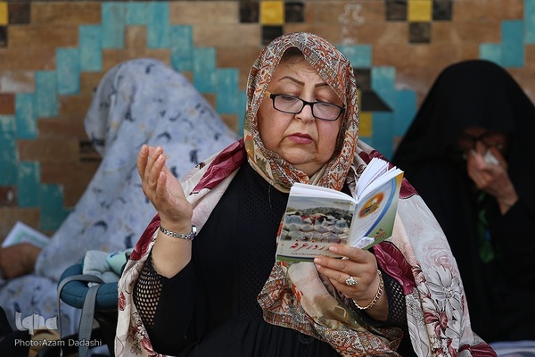 مراسم قرائت دعای پرفیض عرفه در امامزاده حسین (ع) قزوین