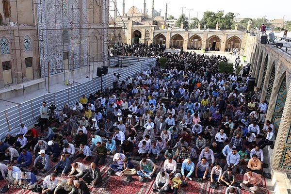 مراسم قرائت دعای پرفیض عرفه در امامزاده حسین (ع) قزوین