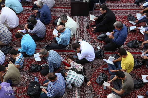 مراسم قرائت دعای پرفیض عرفه در امامزاده حسین (ع) قزوین