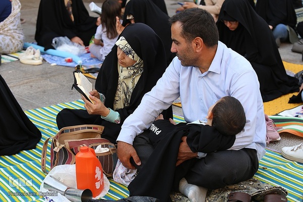 مراسم قرائت دعای پرفیض عرفه در امامزاده حسین (ع) قزوین