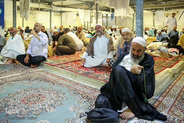 محفل انس و معرفت در منا با حضور امیرالحاج حجت الاسلام و المسلمین نواب