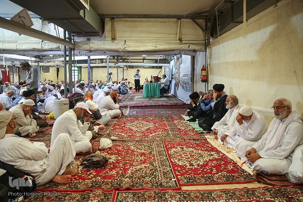 محفل انس و معرفت در منا با حضور امیرالحاج حجت الاسلام و المسلمین نواب