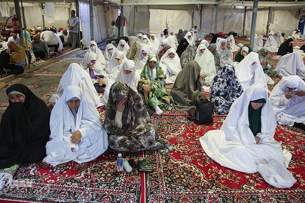 محفل انس و معرفت در منا با حضور امیرالحاج حجت الاسلام و المسلمین نواب