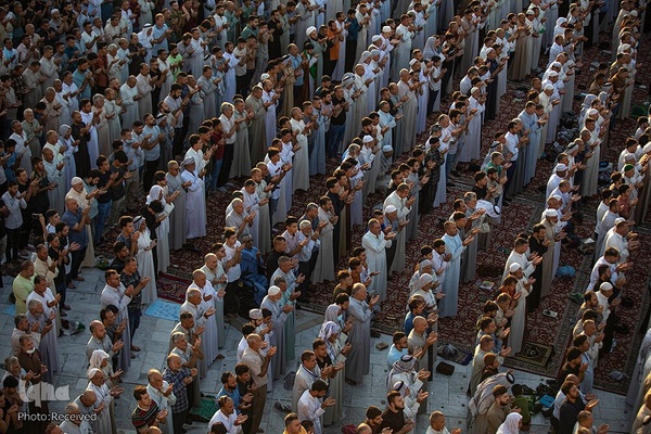 اقامه نماز عید قربان در آستان مقدس حسینی