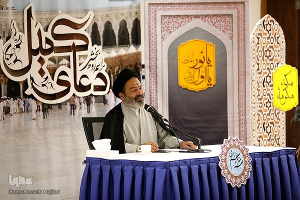 برگزاری مراسم دعای کمیل برای حجاج