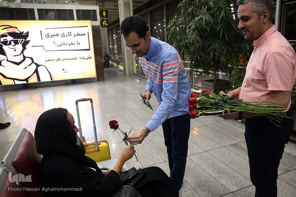 بدرقه‌ای با شاخه گل غدیر