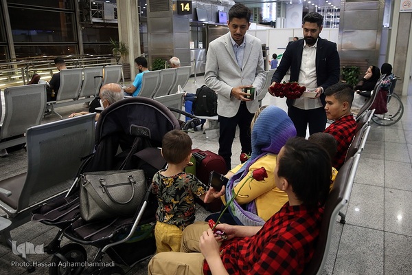 بدرقه‌ای با شاخه گل غدیر