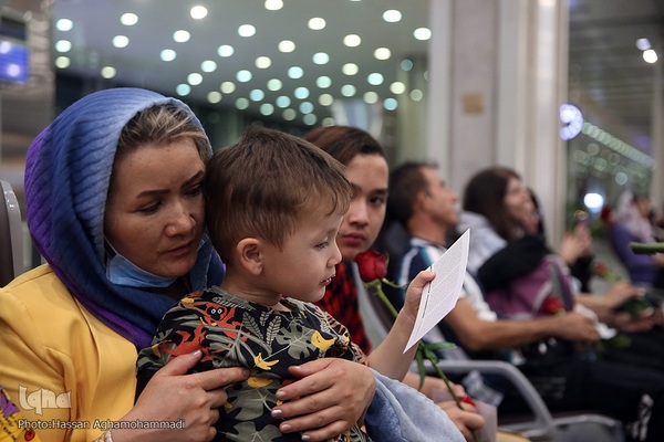 اهدای شاخه‌های گل پیام غدیر به هزار مسافر پروازهای خارجی فرودگاه امام خمینی (ره) تهران