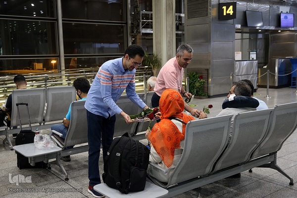 بدرقه‌ای با شاخه گل غدیر