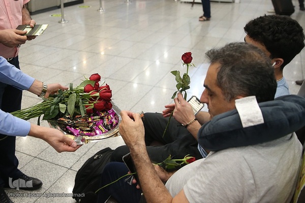 بدرقه‌ای با شاخه گل غدیر