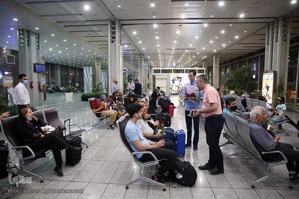 بدرقه‌ای با شاخه گل غدیر