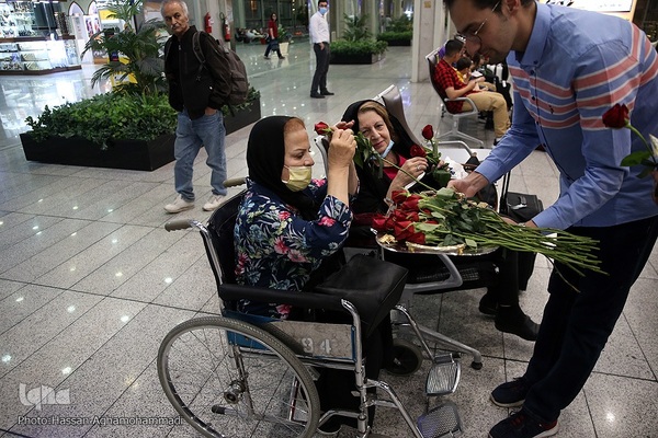 بدرقه‌ای با شاخه گل غدیر