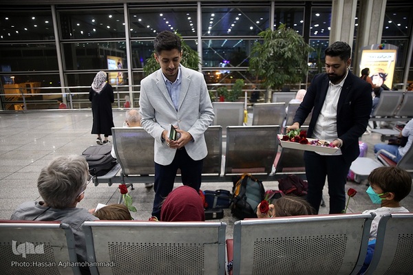 بدرقه‌ای با شاخه گل غدیر