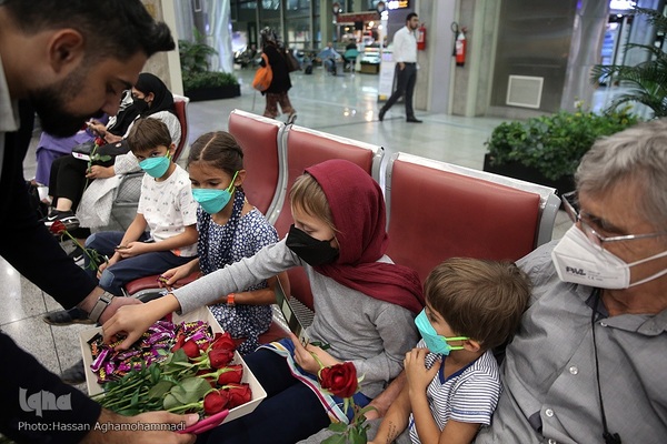 بدرقه‌ای با شاخه گل غدیر