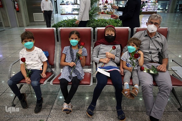 بدرقه‌ای با شاخه گل غدیر