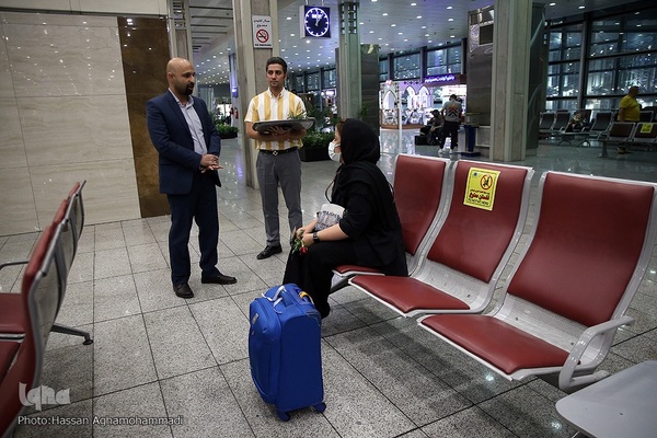 بدرقه‌ای با شاخه گل غدیر