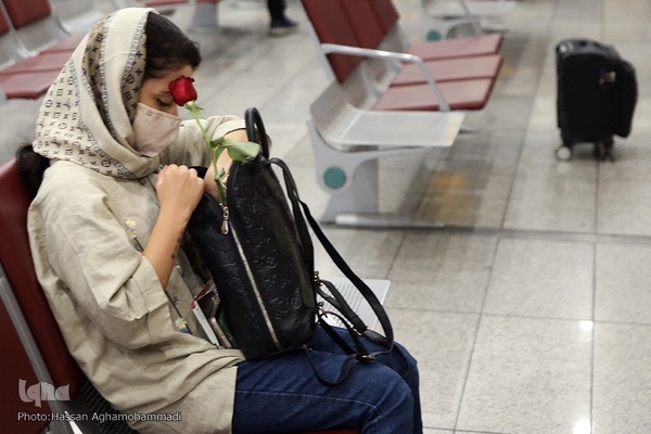 بدرقه‌ای با شاخه گل غدیر