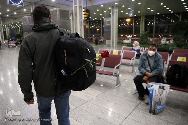 بدرقه‌ای با شاخه گل غدیر