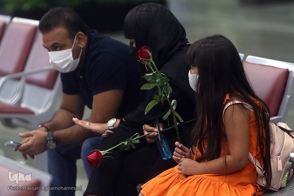 بدرقه‌ای با شاخه گل غدیر