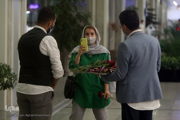 بدرقه‌ای با شاخه گل غدیر