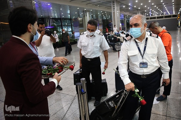 بدرقه‌ای با شاخه گل غدیر