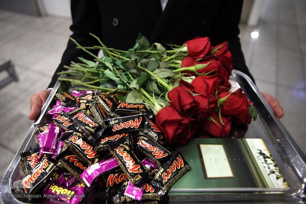 بدرقه‌ای با شاخه گل غدیر