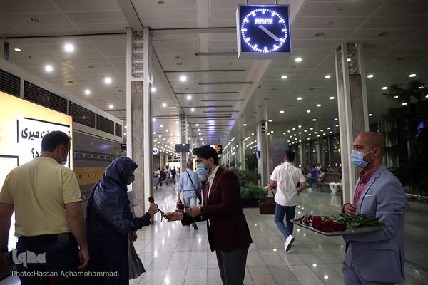 بدرقه‌ای با شاخه گل غدیر