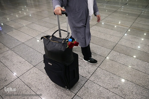 بدرقه‌ای با شاخه گل غدیر