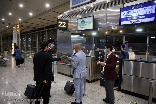 بدرقه‌ای با شاخه گل غدیر