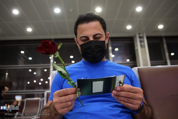 بدرقه‌ای با شاخه گل غدیر