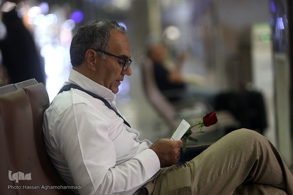 بدرقه‌ای با شاخه گل غدیر