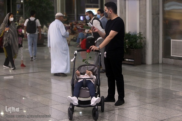 بدرقه‌ای با شاخه گل غدیر