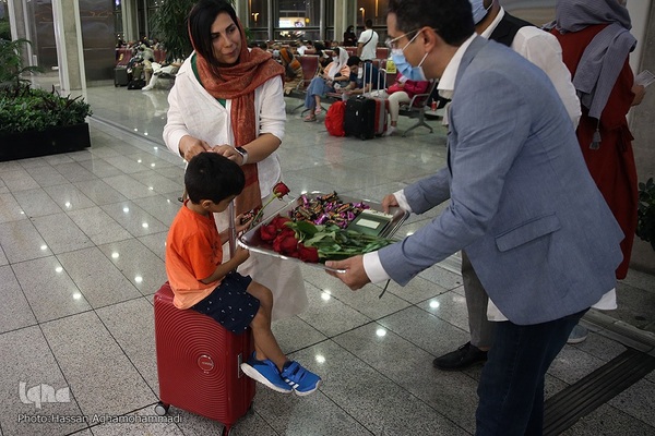 بدرقه‌ای با شاخه گل غدیر